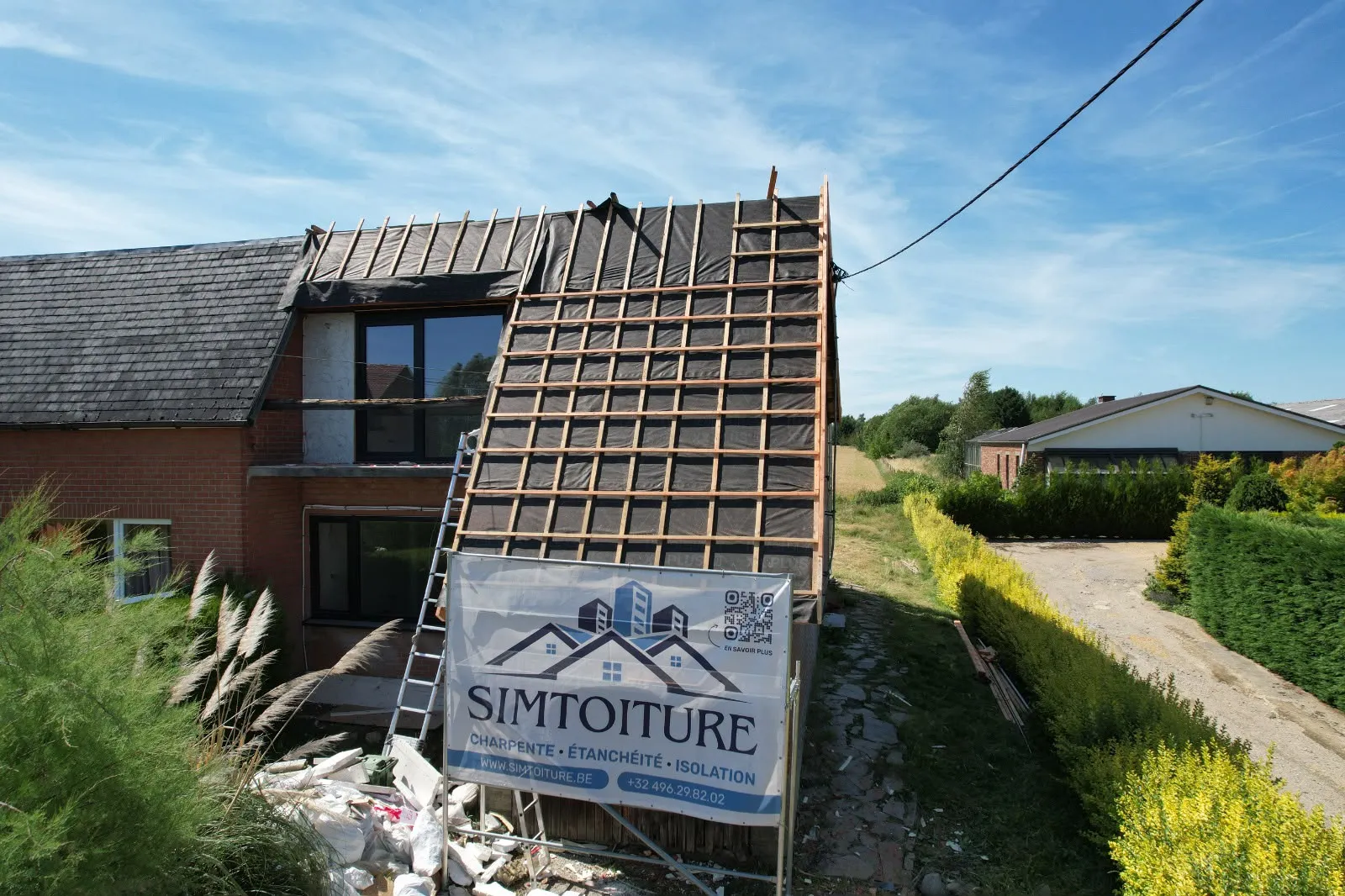 Maison en briques en rénovation avec panneau SIMTOITURE en façade, Namur