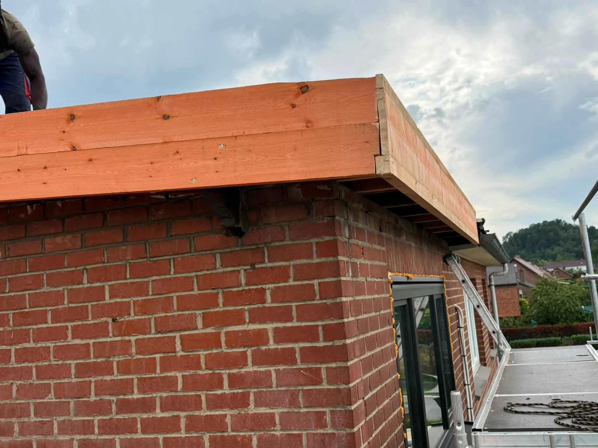 Gros plan sur une corniche en bois massif à l’angle d’une toiture, Namur