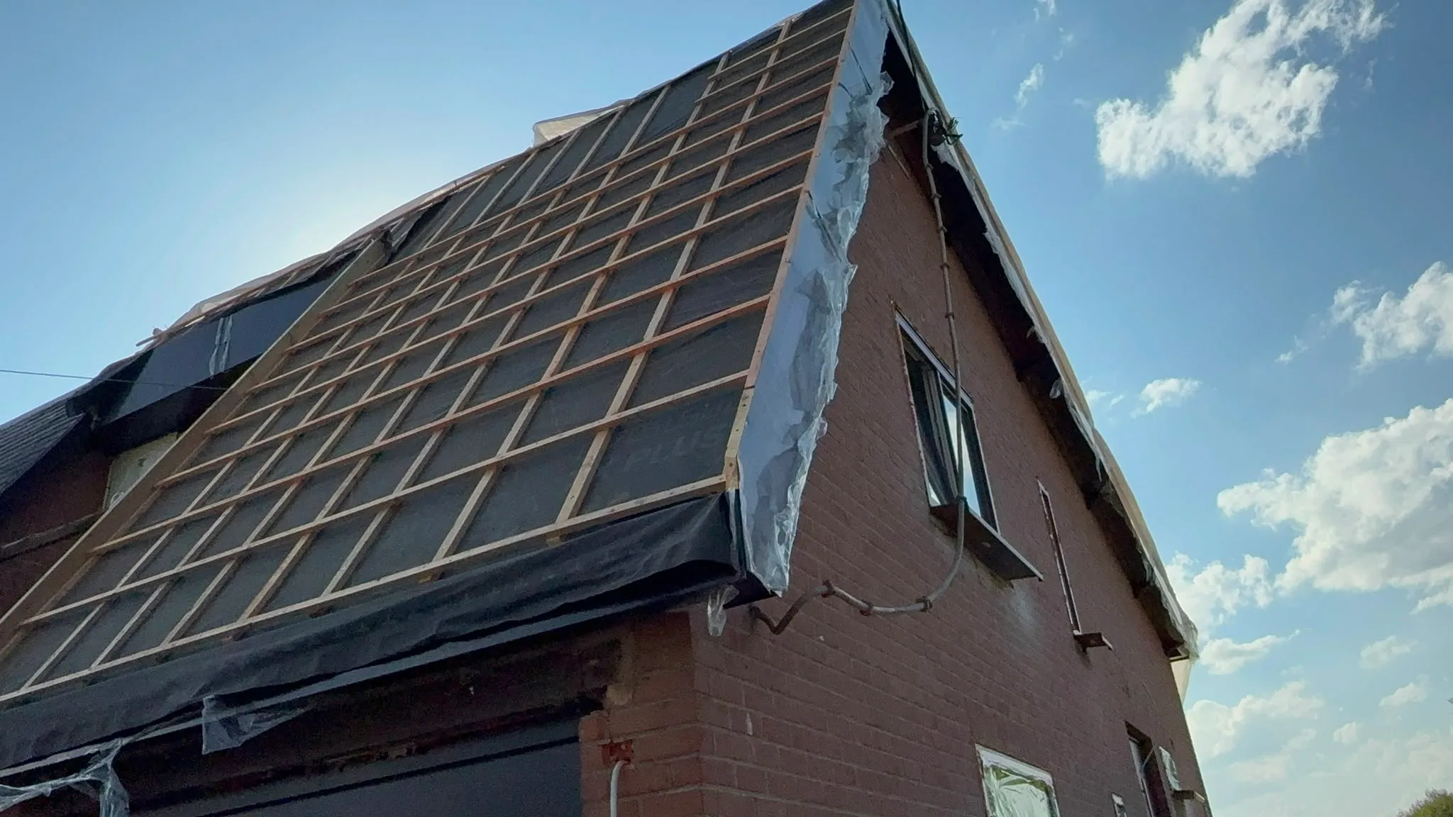 Pignon en briques avec écran de sous-toiture agrafé et liteaux, vue en contre-plongée, Namur