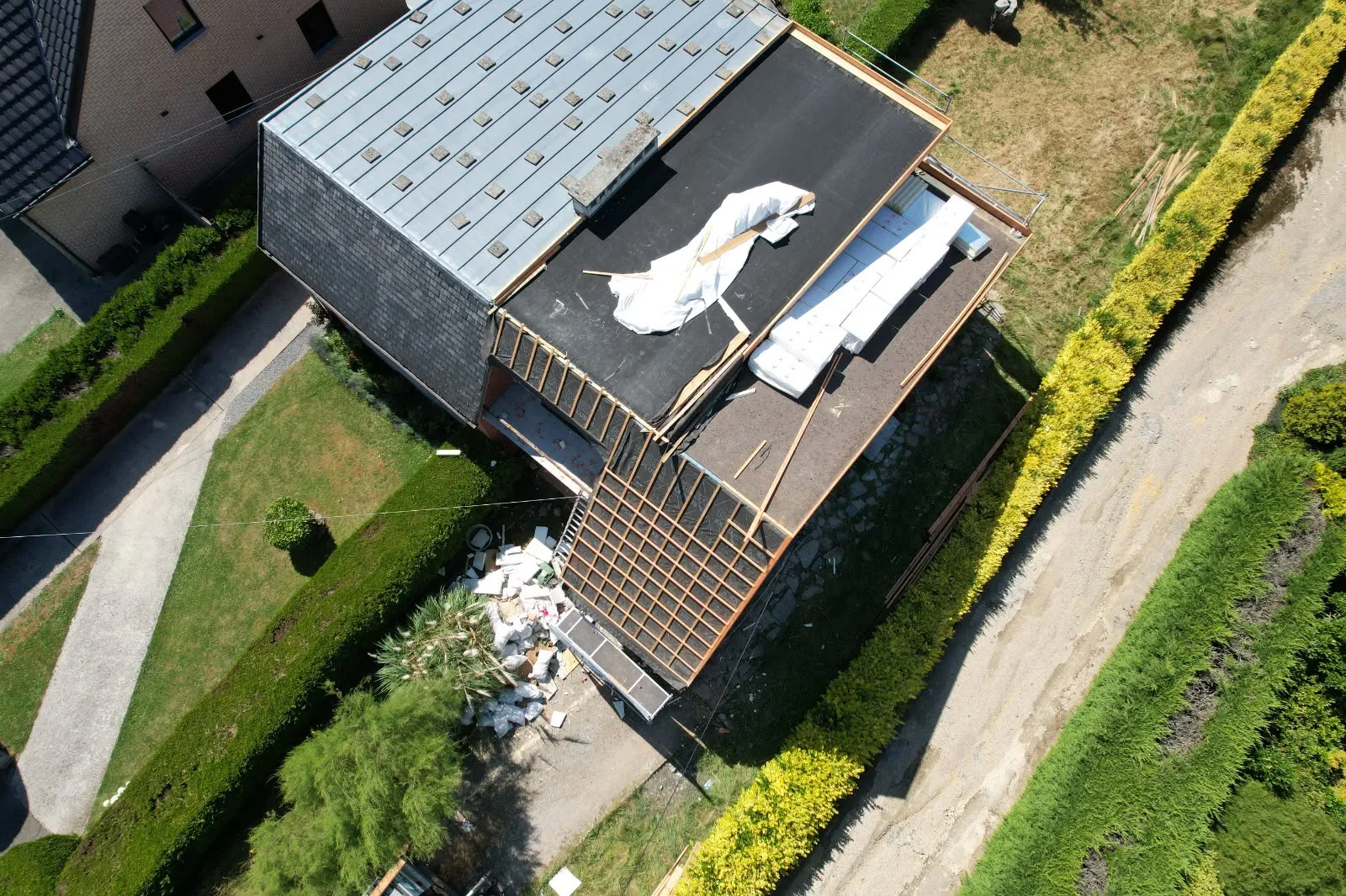 Vue aérienne d’un pignon recouvert d’un lattis en bois sur pare-pluie, Namur