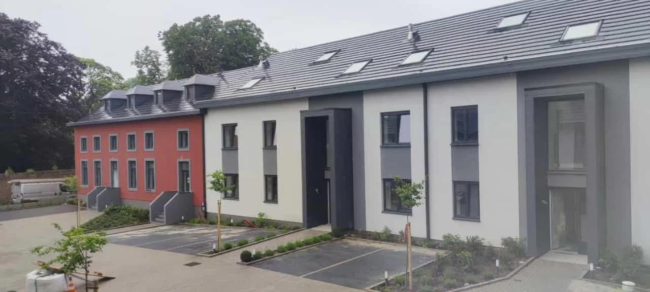 Rangée de maisons mitoyennes avec toitures en tuiles et fenêtres de toit rénovées, Gembloux