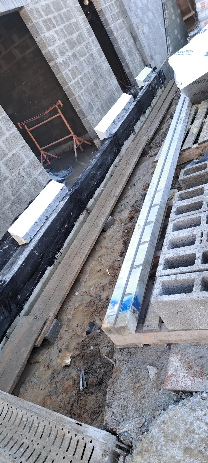 Tranchée de fondation avec membrane bitumineuse et panneaux isolants empilés, Andenne