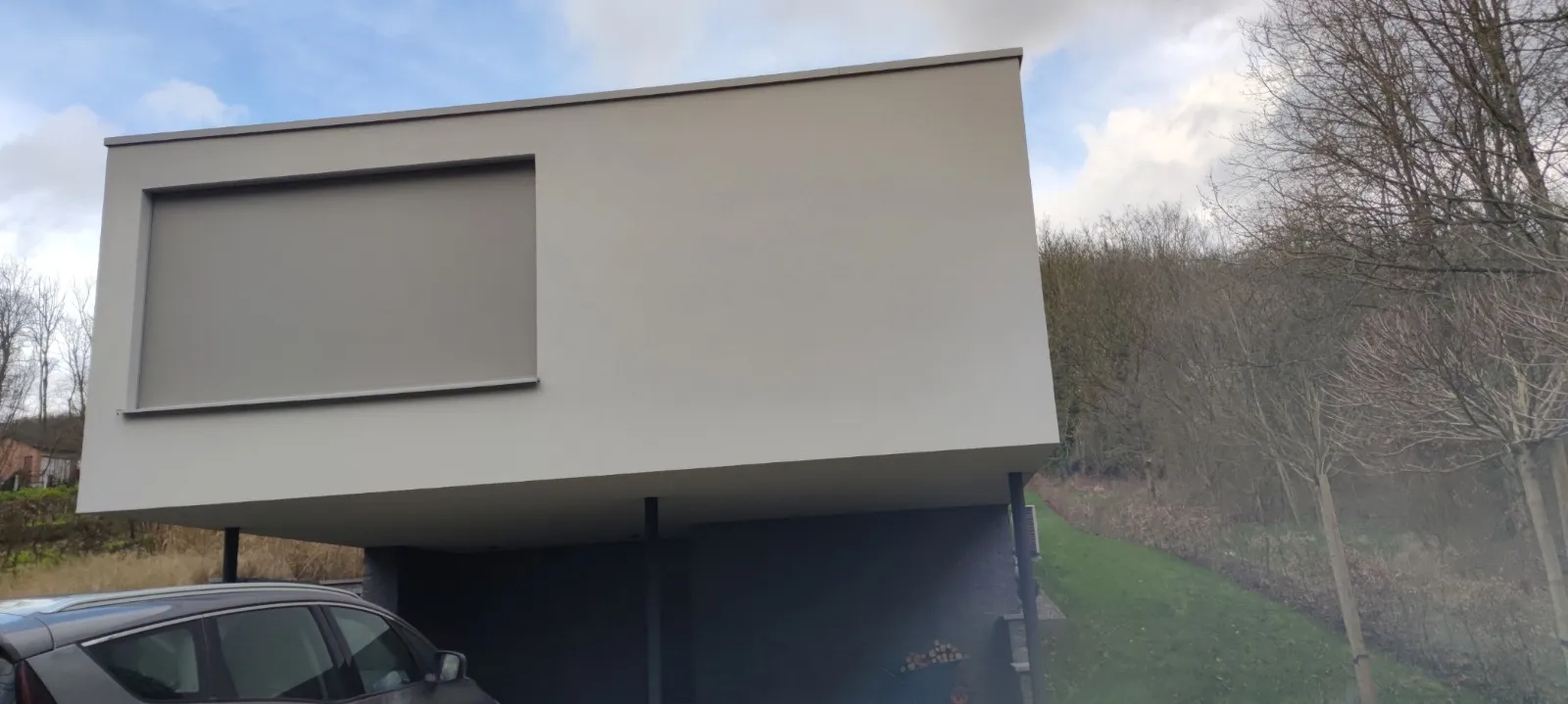 Façade d’une maison contemporaine avec volume en porte-à-faux et toiture plate, Namur