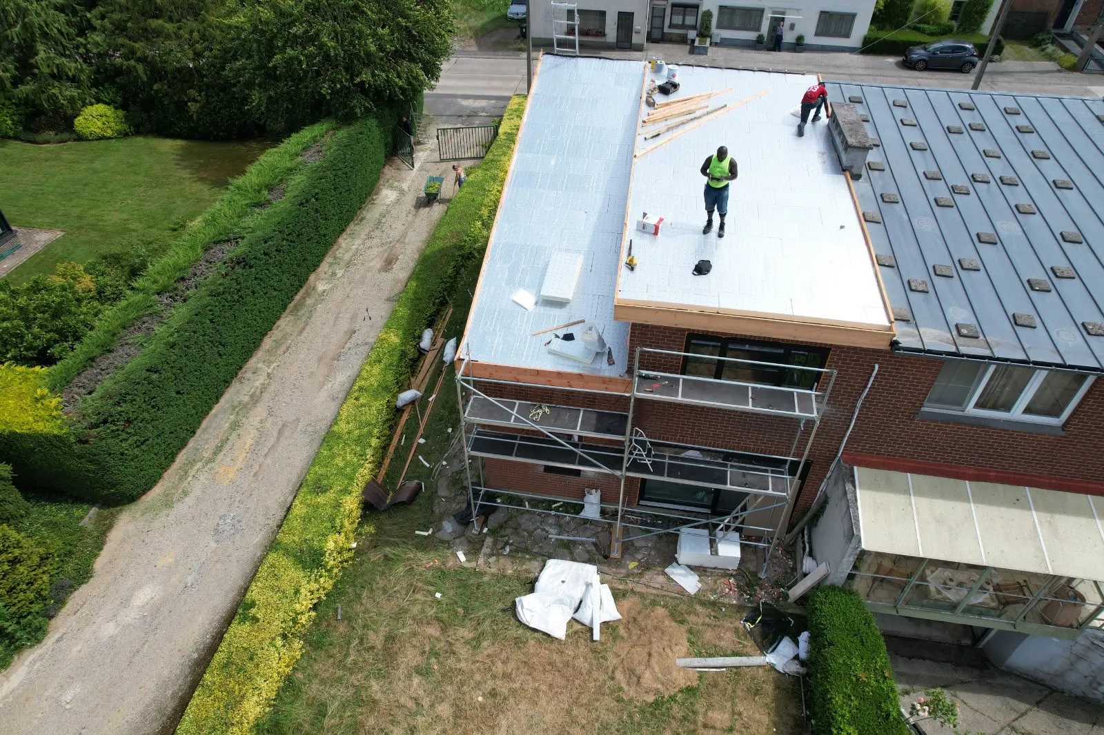 Vue aérienne du chantier de toiture plate avec panneaux isolants blancs, Namur