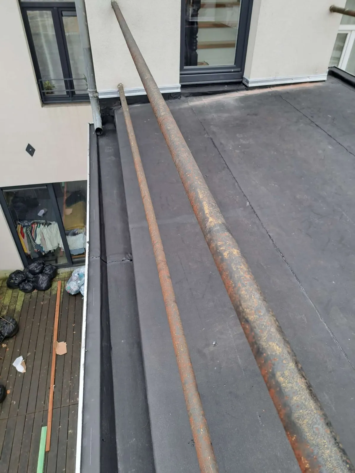 Gros plan sur la membrane d’étanchéité d’une toiture plate en cours de chantier, Namur