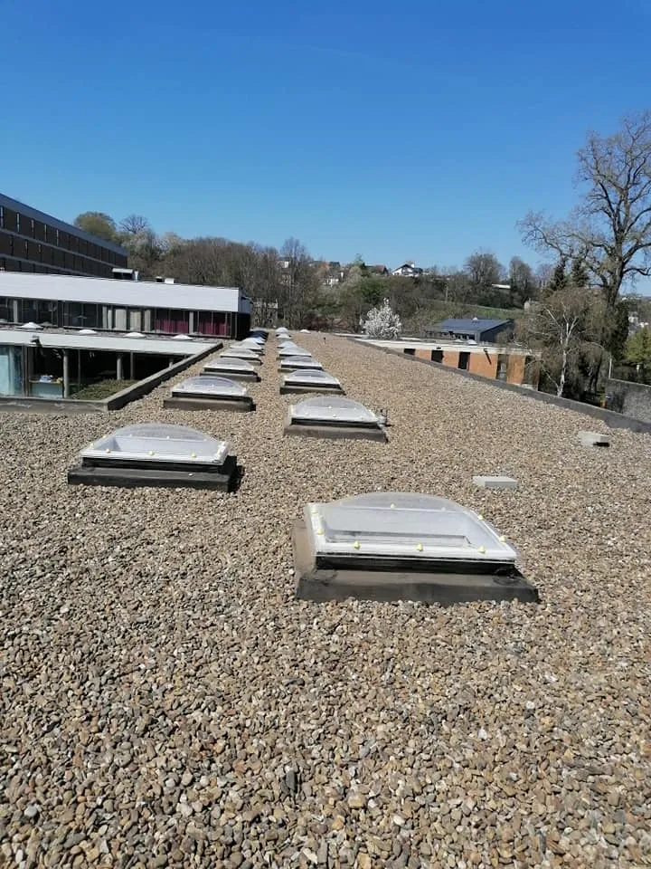 Toiture plate gravillonnée avec coupoles de désenfumage sur bâtiment tertiaire à Namur