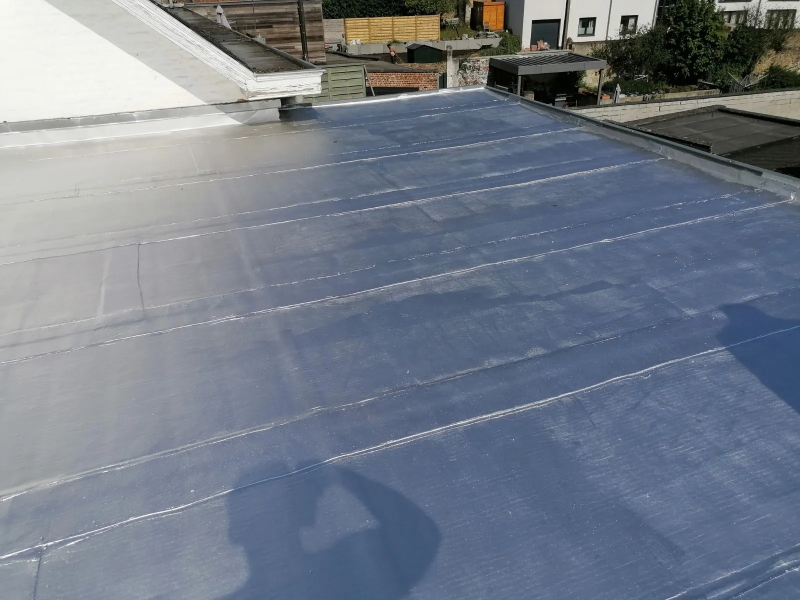 Toiture plate en membrane grise terminée sur un immeuble mitoyen à Namur