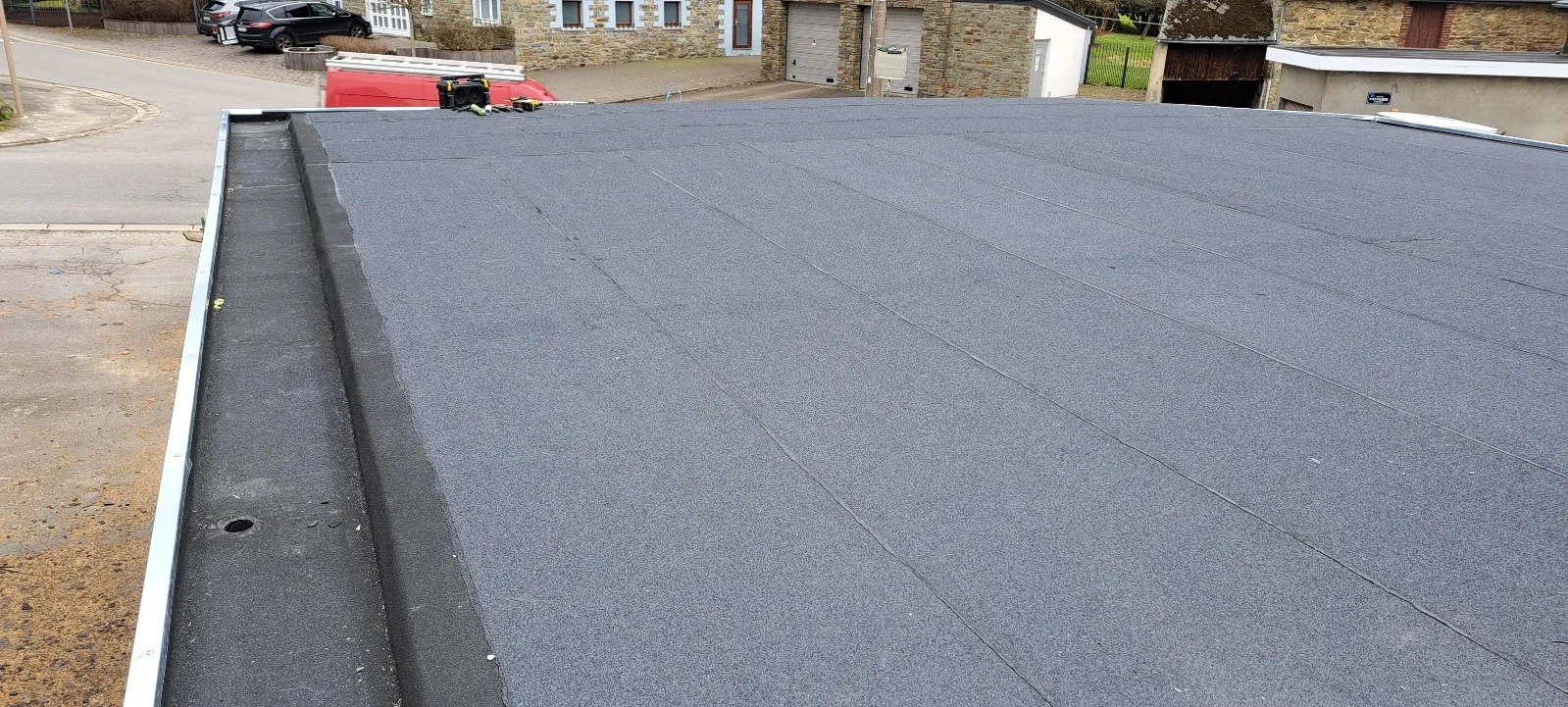Toiture plate fraîchement posée avec relevés en zinc, village en arrière-plan, Floreffe