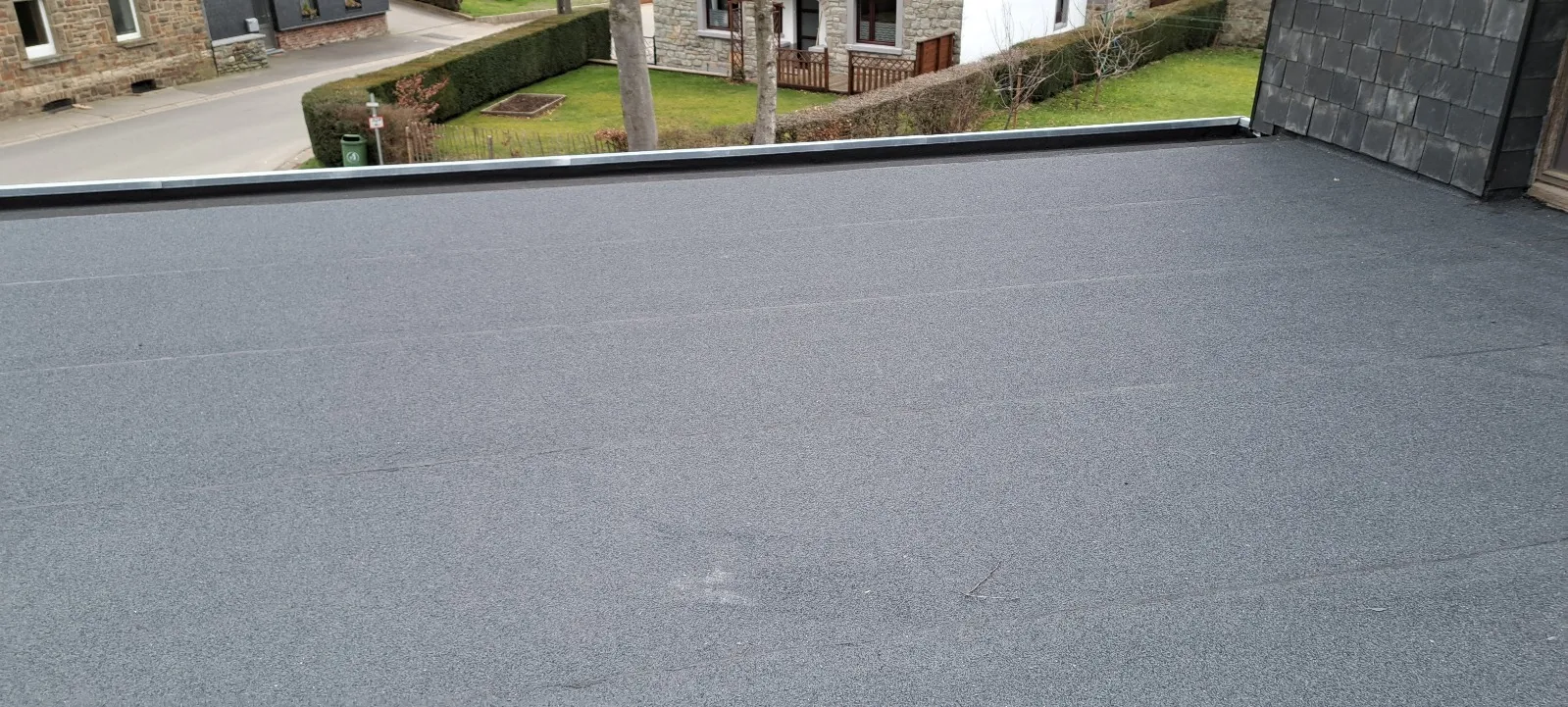 Vue aérienne d’une toiture plate en membrane grise avec relevé en zinc, Floreffe