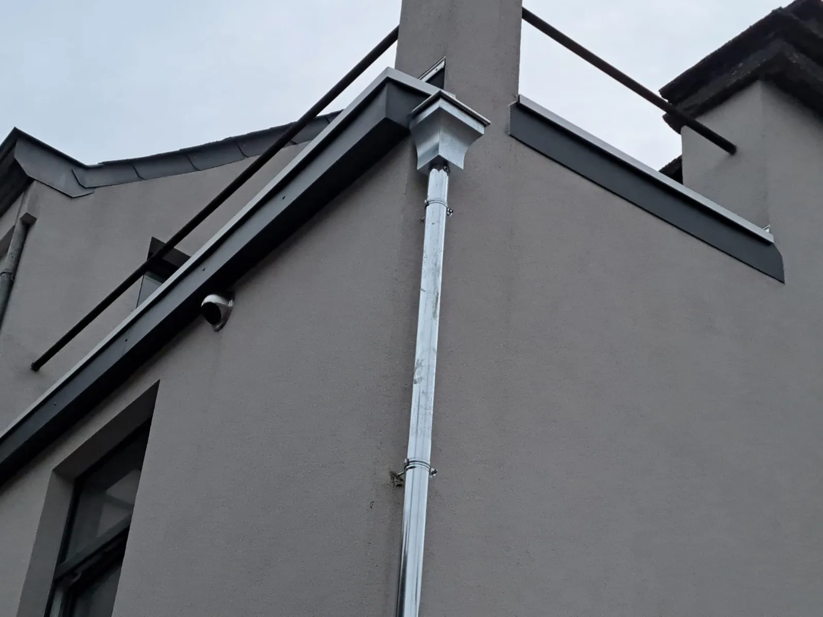 Détail d’une gouttière zinc avec naissance et collier de fixation, Namur